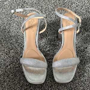 Jewel badgley mischka size 7 1/2 Silver Sandal Block Heels